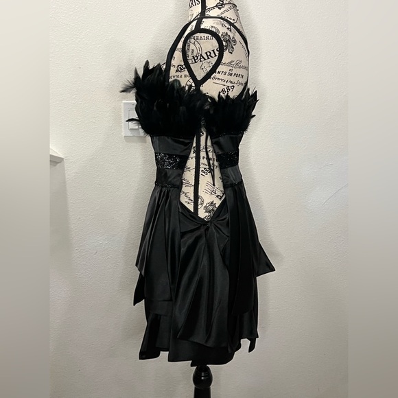 Elegant Black Feathered Strapless Dress - Picture 5 of 11